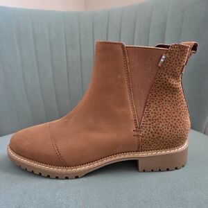 New! Tom's Leather Cheetah Print Ankle Boots